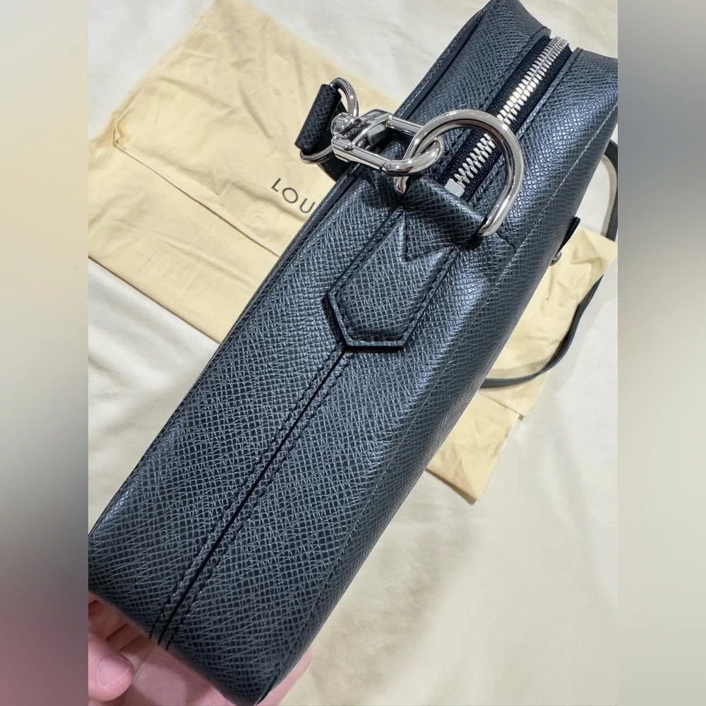 LOUIS VUITTON Taiga Porte-Documents Business MM Ardoise